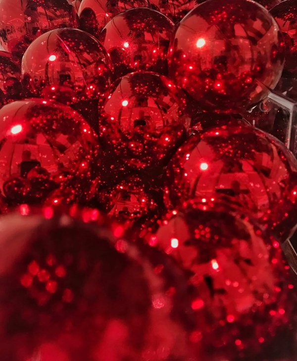 How to Find the Perfect Shade of Red Lipstick for a Pivotal Business Meeting?